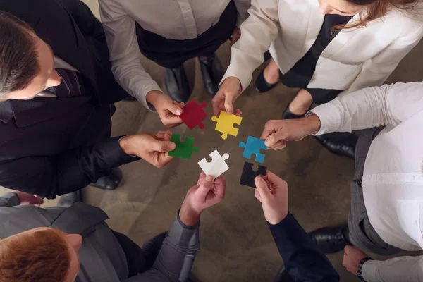 Trabajo en equipo de socios. Concepto de integración y puesta en marcha con piezas de rompecabezas —  Fotos de Stock