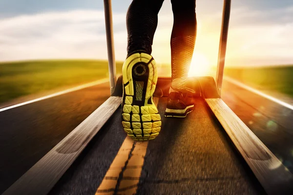 Hombre corriendo con cinta de correr hecha de asfalto durante el amanecer. Concepto de correr al aire libre —  Fotos de Stock