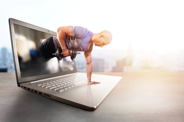 Entraîneur personnel fait cours de gymnastique par Internet et ordinateur portable — Photo