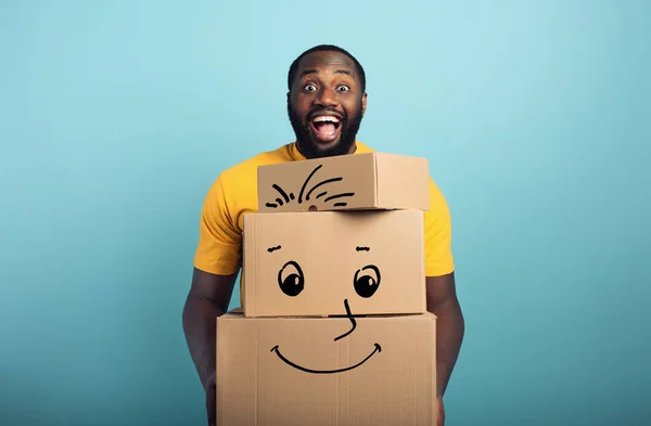 El hombre feliz tiene muchos paquetes recibidos. Antecedentes cian — Foto de Stock