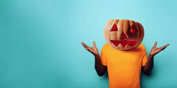 Un uomo con la zucca al posto della testa. concetto di festa di Halloween — Foto Stock