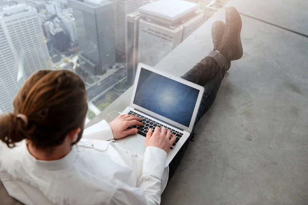 El hombre de negocios trabaja con un portátil. concepto de intercambio de Internet y puesta en marcha de la empresa —  Fotos de Stock