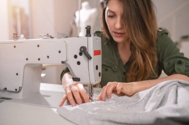 İnternet istemcisi tarafından sipariş edilen yeni kıyafetlere terzi işi