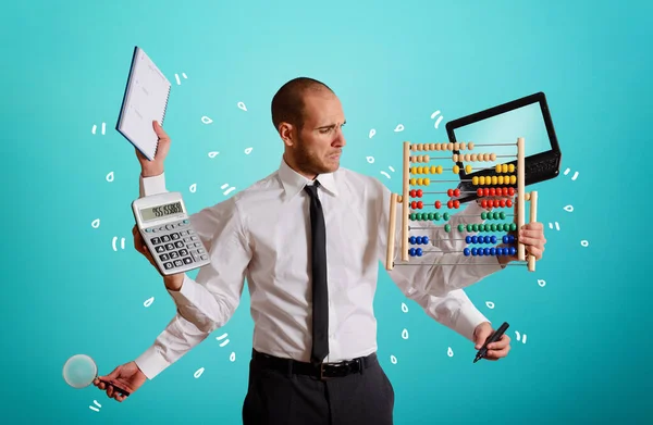 Üzletember, aki egyszerre dacol sok feladattal. a owerwork és a multitasking fogalma — Stock Fotó