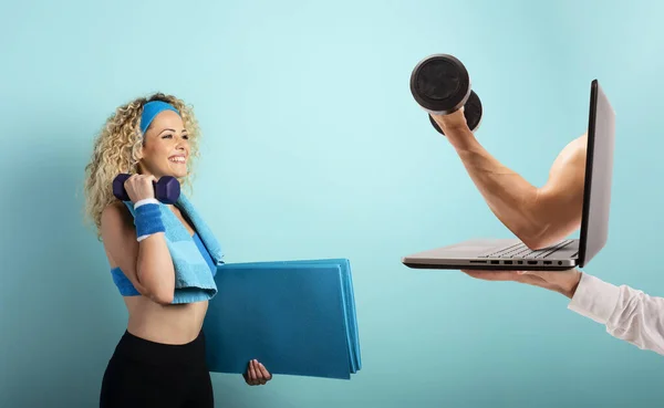 Fille avec guidon prêt à démarrer la salle de gym en ligne avec un ordinateur. fond cyan — Photo