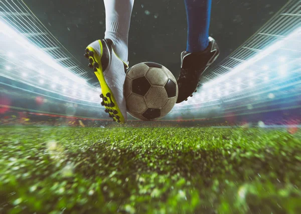Contrastul dintre doi jucători de fotbal care încearcă să lovească mingea — Fotografie, imagine de stoc