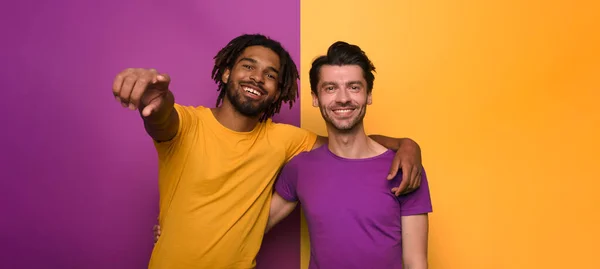 Blank and white friends. Concept of integration, union and partnership. Yellow and violet background — Stock Photo, Image