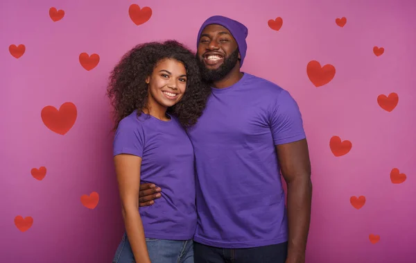 幸福的夫妻都在笑。幸福的概念。紫色背景 — 图库照片