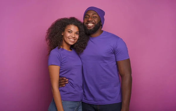 O casal feliz está a sorrir. Conceito de felicidade. Fundo roxo — Fotografia de Stock