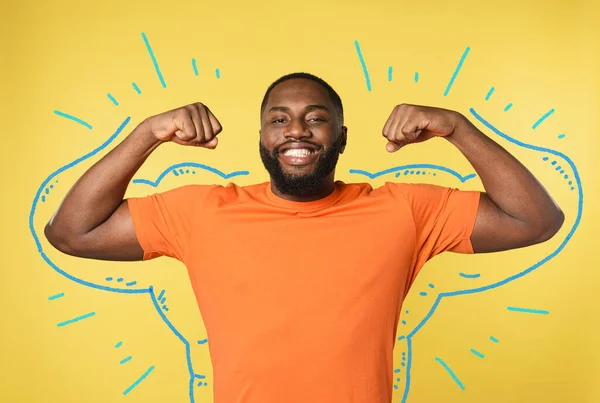 O homem negro pensa ter músculos fortes. fundo amarelo — Fotografia de Stock