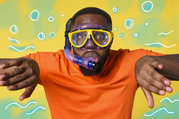 Maskeli adam suyun altında yüzmeye hazır. sarı arkaplan — Stok fotoğraf