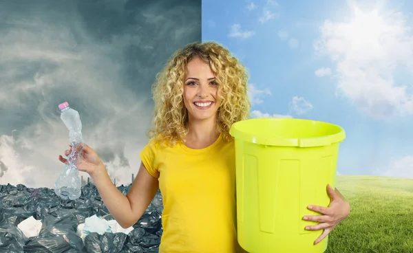 La mujer está lista para poner una botella de plástico en el bote de basura. Cambio de la contaminación a un planeta limpio. —  Fotos de Stock