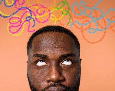 Kafası karışmış siyah adam takip etmek için doğru oku seçmek zorunda. Seçenek kavramı, karışıklık, karar.