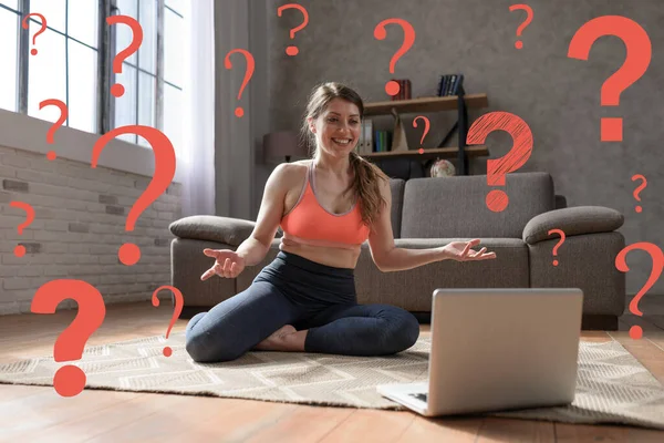 Молода жінка слідує гімнастичним вправам з ноутбуком, але у Ша є деякі питання — стокове фото