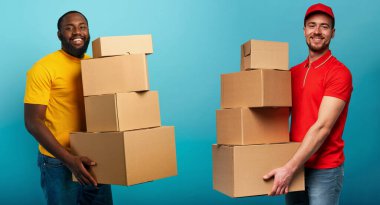 Mutlu adam kuryeden bir sürü paket aldı. cyan arkaplan