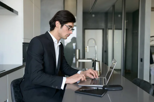 Man teleworker works at home with a laptop — Stock Photo, Image