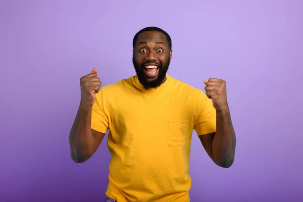 O homem negro está feliz. expressão alegre e felicidade. Fundo roxo — Fotografia de Stock