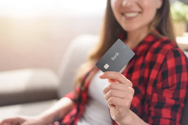 A lány kész hitelkártyával fizetni egy online áruházban. — Stock Fotó