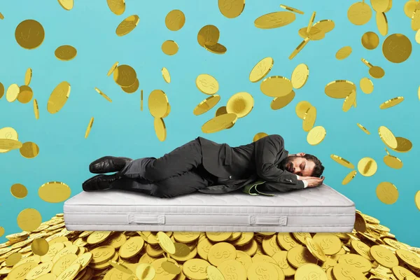 商人静静地睡在一堆金币上.财富和良好投资的概念 — 图库照片