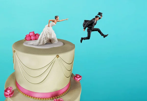 Man on the cake top escapes from marriage — Stock Photo, Image