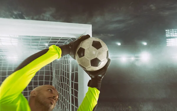 Primer plano de un portero de fútbol salvando la pelota en la esquina de los postes de gol —  Fotos de Stock