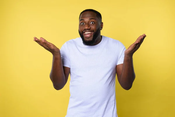 Afro homem está feliz com uma grande notícia. fundo amarelo — Fotografia de Stock