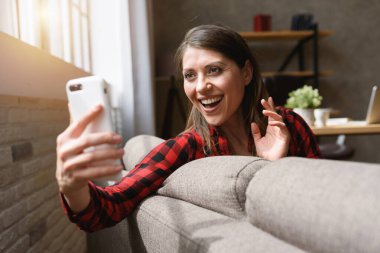 Covid19 Coronavirus 'tan dolayı ailesiyle görüntülü görüşme yapan bir kız..