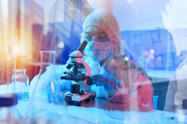 Laboratuvardaki doktor örnekleri mikroskop altında analiz ediyor. İlaç tedavisi konsepti.