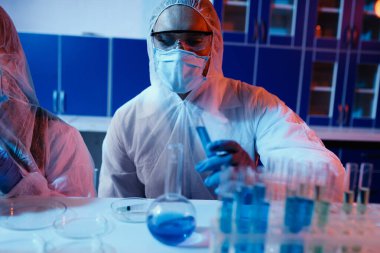 Tıp bilimi laboratuvarı. Coperid-19 koronavirüse karşı bakteri araştırması kavramı