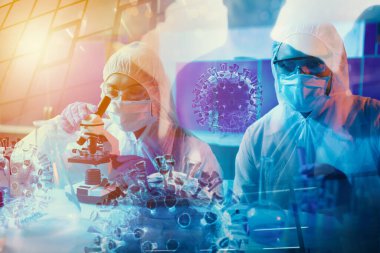 Laboratuvardaki doktor örnekleri mikroskop altında analiz ediyor. İlaç tedavisi konsepti.