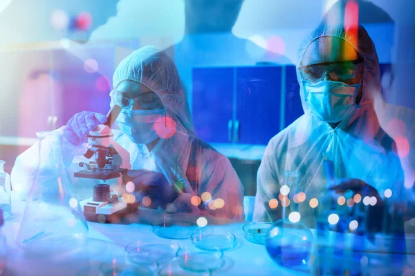 Laboratuvardaki doktor örnekleri mikroskop altında analiz ediyor. İlaç tedavisi konsepti.