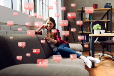 Sosyal ağ mesajları, sohbet ve kullanıcı simgeleri ile akıllı telefon aracılığıyla mutlu kadın sohbetleri