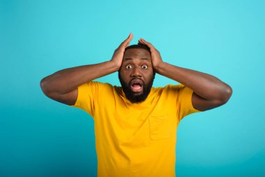 Cyan geçmişi olan bir çocuğun şaşırmış ve şok olmuş ifadesi