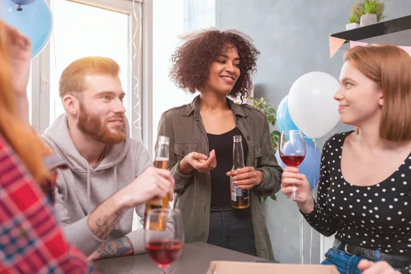 Feestelijke partij onder multi-etnische vrienden thuis — Stockfoto