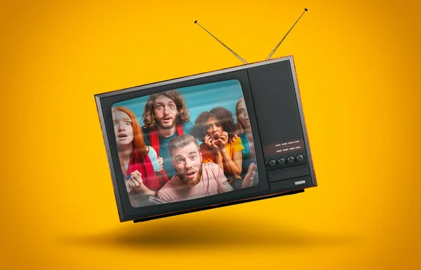 Vintage τηλεόραση αιωρείται στον αέρα σε κίτρινο φόντο — Φωτογραφία Αρχείου