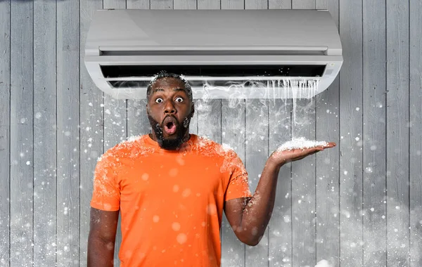 The air conditioner puts very fresh air in the room in a hot day — Stock Photo, Image