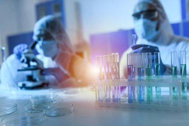 Laboratuvardaki doktor örnekleri mikroskop altında analiz ediyor. İlaç tedavisi konsepti.