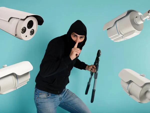Ladrón con pasamontañas fue visto tratando de robar en un apartamento del sistema de video vigilancia. — Foto de Stock