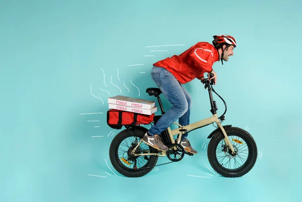 Deliveryman runs fast with electric bike to deliver pizza — Stock Photo, Image