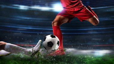 Stadyumda rakip futbolcuların oynadığı bir futbol sahnesinin kapanışı.
