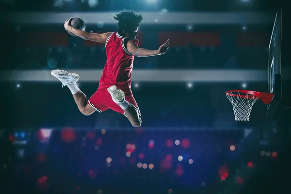 Μπάσκετ παιχνίδι με ένα υψηλό άλμα παίκτη για να κάνει μια slam dunk στο καλάθι — Φωτογραφία Αρχείου