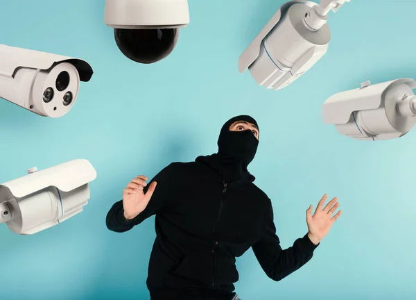 Tjuv med Balaclava sågs försöka stjäla i en lägenhet från videoövervakningssystemet. Rädda uttryck — Stockfoto