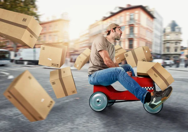 Courier dirigir rápido com um carro de brinquedo. Conceito de entrega rápida e expressa. Contexto ciano — Fotografia de Stock