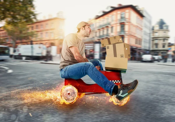 El mensajero conduce rápido con un coche de juguete. Concepto de entrega rápida y urgente. Antecedentes cian — Foto de Stock