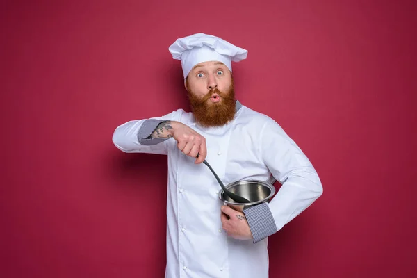 Lo chef è sorpreso da una nuova ricetta. sfondo bordeaux — Foto Stock