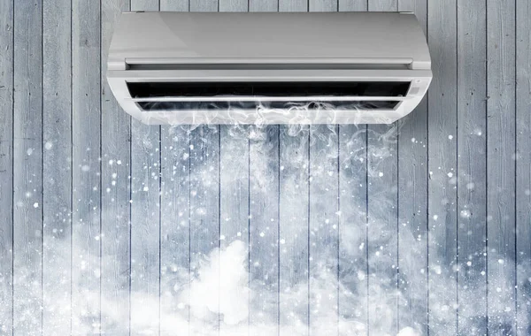 Il condizionatore d'aria mette aria molto fresca in camera in una giornata calda — Foto Stock