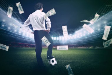 Futbol sahasının merkezindeki kendine güvenen işadamı futboldan çok para topluyor.