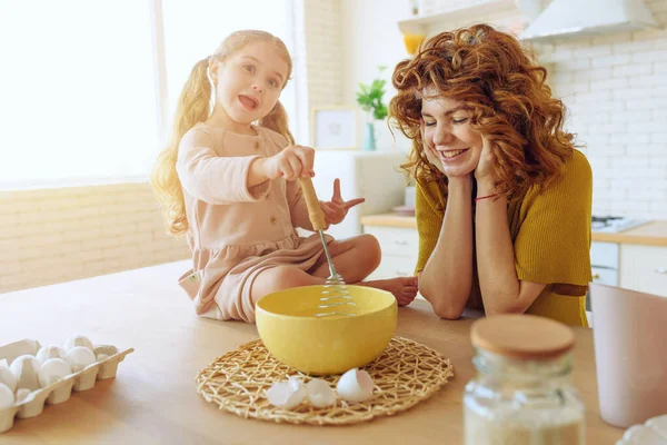 Madre e hija preparan un pastel juntas en la cocina — Foto de Stock