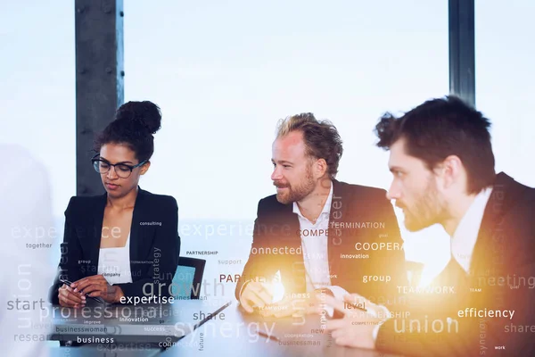 Team av människor arbetar tillsammans. konceptet lagarbete och partnerskap. Viktigaste affärstermer i overlay — Stockfoto