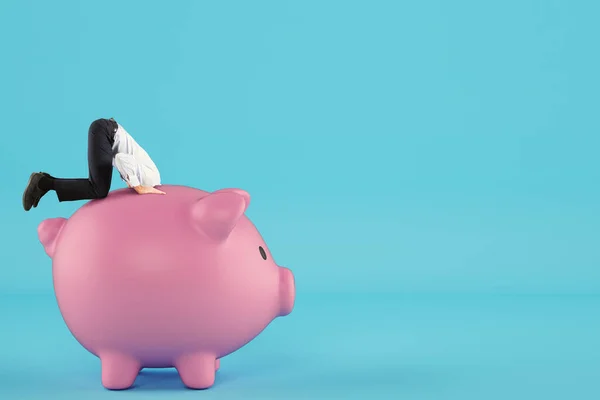 Homem olha dentro do banco porquinho à procura de dinheiro — Fotografia de Stock